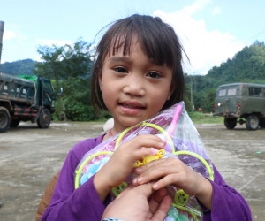 Chùa Hoằng Phúc chương trình từ thiện “BẠCH ĐÀN NẺO VỀ YÊU THƯƠNG” với người Bru-Vân Kiều sát biên giới Việt-Lào